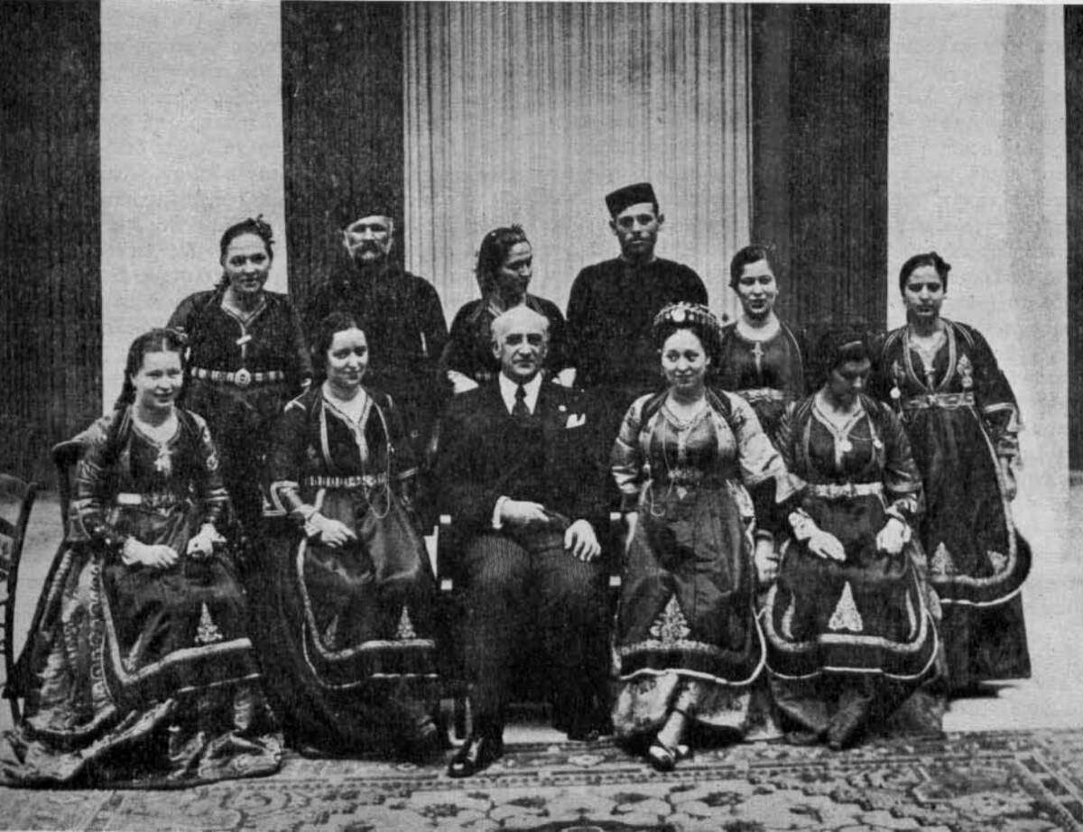 Ο Κωνσταντίνος Γεωργικόπουλος, Πρύτανης του ΕΜΠ, με την ομάδα Μετσοβιτών που συμμετείχε στις εκδηλώσεις για την εκατονταετηρίδα του ΕΜΠ που συμπληρώθηκε το 1937 αλλά γιορτάστηκε το 1938 και το 1939.